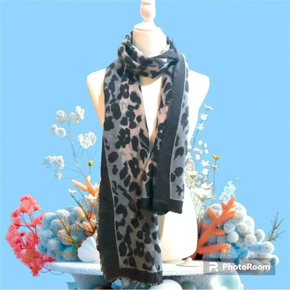 Max studio blanket scarf. - Picture 1 of 6